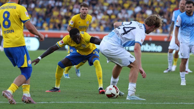 Braunschweig vs Bochum, 2. BL Braunschweig, 14.08.2026, Fußball, Herren, 2. BL, Saison 2026 2027, Eintracht Braunschweig vs. VfL Bochum: Aaron Opoku (Eintracht Braunschweig), Mats Pannewig (VfL Bochum) (DFL DFB REGULATIONS PROHIBIT ANY USE OF PHOTOGRAPHS as IMAGE SEQUENCES and or QUASI-VIDEO) Stadion an der Hamburger Straße Niedersachsen Deutschland *** Braunschweig vs. Bochum, 2. Bundesliga Braunschweig, August 14, 2026, Soccer, Men s, 2. Bundesliga, 2026–2027 Season, Eintracht Braunschweig vs. VfL Bochum; Aaron Opoku (Eintracht Braunschweig), Mats Pannewig (VfL Bochum); DFL and DFB regulations prohibit any use of photographs as image sequences and or quasi-video; Stadion an der Hamburger Straße, Lower Saxony, Germany