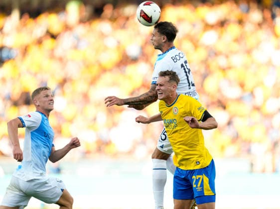 Michael Steinwender (VfL Bochum 1848, 15) koepft den Ball ueber Jan Urbig (Eintracht Braunschweig, 27), waehrend Enis Cokaj (VfL Bochum 1848, 6) die Szene beobachtet. GER, Eintracht Braunschweig vs VfL Bochum 1848, 2. Bundesliga, 2. Spieltag, Saison 2026-27, 14.08.2026 DFL REGULATIONS PROHIBIT ANY USE OF PHOTOGRAPHS AS IMAGE SEQUENCES AND OR QUASI-VIDEO GER, Eintracht Braunschweig vs VfL Bochum 1848, 2. Bundesliga, 2. Spieltag, Saison 2026-27, 14.08.2026 Braunschweig *** Michael Steinwender of VfL Bochum 1848, 15, heads the ball over Jan Urbig of Eintracht Braunschweig, 27, while Enis Cokaj (VfL Bochum 1848, 6) watches the action. GER, Eintracht Braunschweig vs. VfL Bochum 1848, 2. Bundesliga, Matchday 2, 2026–27 season, August 14, 2026. DFL regulations prohibit any use of photographs as image sequences and or quasi-video. GER, Eintracht Braunschweig vs. VfL Bochum 1848, 2. Bundesliga, Matchday 2, 2026–27 season, August 14, 2026, Braunschweig Copyright: xEibner-Pressefoto ScottxColemanx EP_SCN