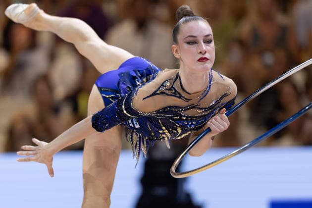 Weltmeisterschaft der Rhythmischen Sportgymnastik Darja Varfolomeev (Deutschland) mit dem Reifen. Weltmeisterschaft der Rhythmischen Sportgymnastik vom 11. bis zum 16. August in der Festhalle in Frankfurt am Main. Mehrkampffinale Einzel, Platzierungen 1 bis 9., Frankfurt am Main Hessen Deutschland Festhalle *** World Rhythmic Gymnastics Championships: Darja Varfolomeev of Germany with the hoop; World Rhythmic Gymnastics Championships, August 11–16 at the Festhalle in Frankfurt am Main; Individual All-Around Final, places 1–9; Frankfurt am Main, Hesse, Germany; Festhalle