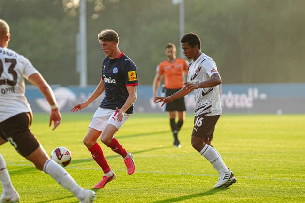 Alexander Bernhardsson (Holstein Kiel, 11), Joel Chima Fujita (FC St. Pauli, 16) GER, Holstein Kiel vs. FC St. Pauli, Fußball, 2. Bundesliga, Spieltag 02, Saison 2026 2027, 14.08.2026 DFL REGULATIONS PROHIBIT ANY USE OF PHOTOGRAPHS AS IMAGE SEQUENCES AND OR QUASI-VIDEO GER, Holstein Kiel vs. FC St. Pauli, Fußball, 2. Bundesliga, Spieltag 02, Saison 2026 2027, 14.08.2026 Kiel *** Alexander Bernhardsson, Holstein Kiel, 11, Joel Chima Fujita, FC St. Pauli, 16 (GER), Holstein Kiel vs. FC St. Pauli, Soccer, 2. Bundesliga, Matchday 02, 2026–2027 Season, August 14, 2026 DFL regulations prohibit any use of photographs as image sequences and or quasi-video GER, Holstein Kiel vs. FC St. Pauli, soccer, 2. Bundesliga, Matchday 02, 2026–2027 season, August 14, 2026, Kiel Copyright: xEibner-Pressefoto MarcelxvonxFehrnx EP_MFN