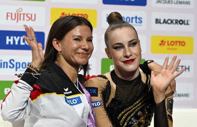 14.08.2026, xhbx, Rhythmische Sportgymnastik Weltmeisterschaft 2026, v.l. Trainer Julija Raskina, Darja Varfolomeev (Deutschland) Keulen (DFL DFB REGULATIONS PROHIBIT ANY USE OF PHOTOGRAPHS as IMAGE SEQUENCES and or QUASI-VIDEO) Frankfurt am Main *** August 14, 2026, xhbx, 2026 Rhythmic Gymnastics World Championships, from left: Coach Julija Raskina, Darja Varfolomeev Germany Cologne DFL DFB REGULATIONS PROHIBIT ANY USE OF PHOTOGRAPHS AS IMAGE SEQUENCES AND OR QUASI-VIDEO Frankfurt am Main