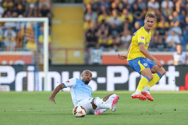 14.08.2026, xtgx, Fussball 2. Bundesliga, Eintracht Braunschweig - VfL Bochum, v.l. Jean Manuel Mbom (Bochum, 8) Jan Urbich ( Braunschweig, 27) Zweikampf, Duell, Kampf, tackle (DFL DFB REGULATIONS PROHIBIT ANY USE OF PHOTOGRAPHS as IMAGE SEQUENCES and or QUASI-VIDEO) Braunschweig *** August 14, 2026, xtgx, Soccer 2. Bundesliga, Eintracht Braunschweig vs. VfL Bochum, from left: Jean Manuel Mbom (Bochum), Jan Urbich (Braunschweig), 27 Tackle, duel, battle, DFL DFB REGULATIONS PROHIBIT ANY USE OF PHOTOGRAPHS as IMAGE SEQUENCES and or QUASI-VIDEO Braunschweig