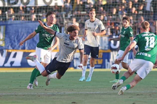 Fußball Regionalliga Nordost: BSG Chemie Leipzig - FC Carl Zeiss Jena; 14.08.2026 Kevin Lankford (7, Carl Zeiss Jena) kommt im Duell mit Valon Aliji (14, Chemie Leipzig) zu Fall. Fußball, Regionalliga Nordost, Saison 2026 2027, 5. Spieltag: BSG Chemie Leipzig vs. FC Carl Zeiss Jena am 14.08.2026 im Alfred-Kunze-Sportpark, Leipzig Leutzsch. *** Soccer, Northeast Regional League: BSG Chemie Leipzig vs. FC Carl Zeiss Jena, August 14, 2026, Kevin Lankford 7, Carl Zeiss Jena Falls to Valon Aliji 14 and Chemie Leipzig Soccer, Northeast Regional League, 2026–2027 Season, Matchday 5: BSG Chemie Leipzig vs. FC Carl Zeiss Jena on August 14, 2026, at Alfred Kunze Sportpark, Leipzig-Leutzsch Copyright: xBEAUTIFULxSPORTS JanxKaeferx