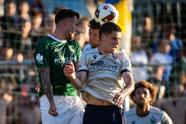 Leipzig , 140826 , Fussball Regionalliga Nordost Chemie Leipzig - FC Carl Zeiss Jena im Bild: Rudolf Sanin(Chemie) gegen Timon Burmeister und Moritz Fritz (Jena) *** Leipzig, 08 26 1408, Soccer, Northeast Regional League: Chemie Leipzig vs. FC Carl Zeiss Jena; pictured: Rudolf Sanin (Chemie) against Timon Burmeister and Moritz Fritz (Jena)