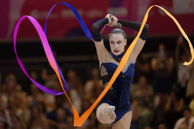 Weltmeisterschaft der Rhythmischen Sportgymnastik Darja Varfolomeev (Deutschland) während ihrer Übung mit dem Band. Weltmeisterschaft der Rhythmischen Sportgymnastik vom 11. bis zum 16. August in der Festhalle in Frankfurt am Main. Mehrkampffinale Einzel, Platzierungen 1 bis 9., Frankfurt am Main Hessen Deutschland Festhalle *** Rhythmic Gymnastics World Championships: Darja Varfolomeev of Germany during her ribbon routine. Rhythmic Gymnastics World Championships, August 11–16 at the Festhalle in Frankfurt am Main. Individual All-Around Final, places 1 through 9, Frankfurt am Main, Hesse, Germany, Festhalle