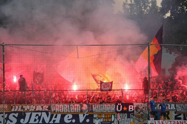 Fußball Regionalliga Nordost: BSG Chemie Leipzig - FC Carl Zeiss Jena; 14.08.2026 Pyro-Show im Fan-Block von Carl Zeiss Jena. Fans, Ultras, Stimmung. Fußball, Regionalliga Nordost, Saison 2026 2027, 5. Spieltag: BSG Chemie Leipzig vs. FC Carl Zeiss Jena am 14.08.2026 im Alfred-Kunze-Sportpark, Leipzig Leutzsch. *** Soccer, Northeast Regional League: BSG Chemie Leipzig vs. FC Carl Zeiss Jena, August 14, 2026. Pyro show in the Carl Zeiss Jena fan section; fans, ultras, atmosphere. Soccer, Northeast Regional League, 2026–2027 season, Matchday 5: BSG Chemie Leipzig vs. FC Carl Zeiss Jena on August 14, 2026, at Alfred Kunze Sportpark, Leipzig-Leutzsch Copyright: xBEAUTIFULxSPORTS JanxKaeferx