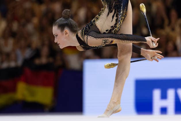 Weltmeisterschaft der Rhythmischen Sportgymnastik Darja Varfolomeev (Deutschland) während ihrer Übung mit den Keulen. Weltmeisterschaft der Rhythmischen Sportgymnastik vom 11. bis zum 16. August in der Festhalle in Frankfurt am Main. Mehrkampffinale Einzel, Platzierungen 1 bis 9., Frankfurt am Main Hessen Deutschland Festhalle *** Rhythmic Gymnastics World Championships: Darja Varfolomeev of Germany during her clubs routine. Rhythmic Gymnastics World Championships, August 11–16 at the Festhalle in Frankfurt am Main. Individual All-Around Final, places 1 through 9, Frankfurt am Main, Hesse, Germany, Festhalle