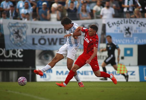 Fussball, Herren, Regionalliga Bayern, Saison 2026 2027, FC Memmingen - TSV 1860 München , e-con Arena Park im Memminger Stadion Arian Ortivero Calderon (TSV 1860 München) (li.) im Zweikampf, Torschuss *** Soccer, Men s, Bavarian Regional League, 2026–2027 Season, FC Memmingen vs. TSV 1860 Munich, at Arena Park in Memmingen s Arian Ortivero Calderon Stadium; TSV 1860 Munich in a tackle, shot on goal