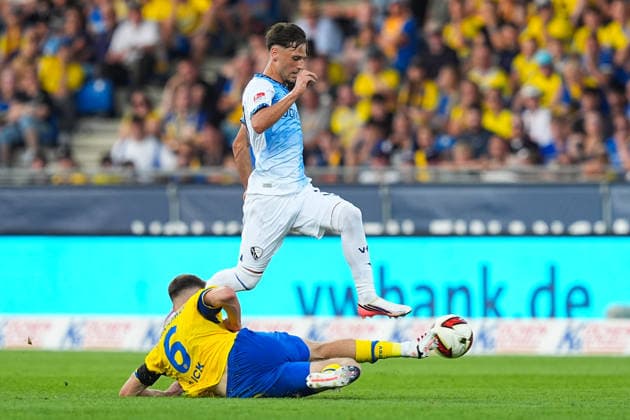 14.08.2026, xydrx, Fußball, 2. Fußball Bundesliga, Eintracht Braunschweig - VfL Bochum, Saison 2026 2027, Eintracht-Stadion: Florian Flick (Eintracht Braunschweig, 6) im Zweikampf gegen Alessandro Crimaldi (VfL Bochum, 37) DFB regulations prohibit any use of photographs as image sequences and or quasi-video. *** August 14, 2026, xydrx, Soccer, 2. Bundesliga, Eintracht Braunschweig vs. VfL Bochum, 2026–2027 season, Eintracht Stadium, Florian Flick, Eintracht Braunschweig, No. 6 in a tackle against Alessandro Crimaldi of VfL Bochum, No. 37. DFB regulations prohibit any use of photographs as image sequences and or quasi-video. Copyright: HMBxMedia YannisxDreimann