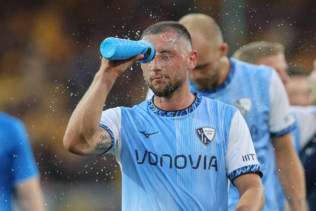 14.08.2026, xtgx, Fussball 2. Bundesliga, Eintracht Braunschweig - VfL Bochum, v.l. Maximilian Wittek (Bochum, 32) spritzt Wasser ins Gesicht, kühlt sich ab, Hitze, Wärme, Sommer (DFL DFB REGULATIONS PROHIBIT ANY USE OF PHOTOGRAPHS as IMAGE SEQUENCES and or QUASI-VIDEO) Braunschweig *** August 14, 2026, xtgx, Soccer 2. Bundesliga, Eintracht Braunschweig vs. VfL Bochum, from left: Maximilian Wittek (Bochum), 32, splashes water on his face to cool off, heat, warmth, Summer DFL DFB REGULATIONS PROHIBIT ANY USE OF PHOTOGRAPHS as IMAGE SEQUENCES and or QUASI-VIDEO Braunschweig