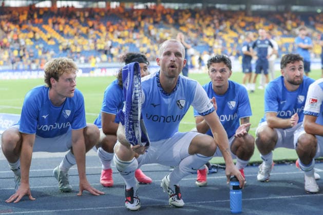 14.08.2026, xtgx, Fussball 2. Bundesliga, Eintracht Braunschweig - VfL Bochum, v.l. Philipp Hofmann (Bochum, 33) Jubel ueber den Sieg, Jubel nach Spielende (DFL DFB REGULATIONS PROHIBIT ANY USE OF PHOTOGRAPHS as IMAGE SEQUENCES and or QUASI-VIDEO) Braunschweig *** August 14, 2026, xtgx, Soccer 2. Bundesliga, Eintracht Braunschweig vs. VfL Bochum, from left: Philipp Hofmann (Bochum), 33, celebrating the victory, Celebration after the final whistle. DFL and DFB regulations prohibit any use of photographs as image sequences and or quasi-video. Braunschweig