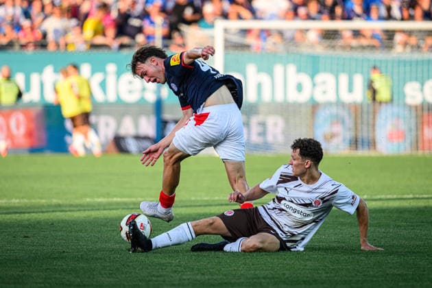 Fußball I Herren I Saison 2026-2027 I 2. Bundesliga I 2. Spieltag I Holstein Kiel - FC St. Pauli I 14.08.2026 Leon Parduzi (40, Holstein Kiel), Martijn Kaars (19, FC St. Pauli) Kiel Holstein-Stadion Schleswig-Holstein Deutschland *** Soccer I Men s I 2026–2027 Season I 2. Bundesliga I Matchday 2 I Holstein Kiel vs. FC St. Pauli I August 14, 2026 Leon Parduzi 40, Holstein Kiel, Martijn Kaars 19, FC St. Pauli, Kiel, Holstein Stadium, Schleswig-Holstein, Germany Copyright: xLobecax xHenningxRohlfsx