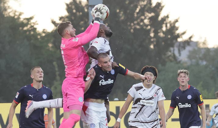 Torhueter Timon Weiner (Holstein Kiel) Fussball, Herren, Saison 2026 2027, 2.BL, Holstein Stadion, Holstein Kiel gegen FC St Pauli, 2-2 DFL REGULATIONS PROHIBIT ANY USE OF PHOTOGRAPHS AS IMAGE SEQUENCES AND OR QUASI-VIDEO. *** Goalkeeper Timon Weiner, Holstein Kiel Soccer, Men s Team, 2026–2027 Season, 2. Bundesliga, Holstein Stadium, Holstein Kiel vs. FC St. Pauli, 2–2. DFL regulations prohibit any use of photographs as image sequences and or quasi-video.
