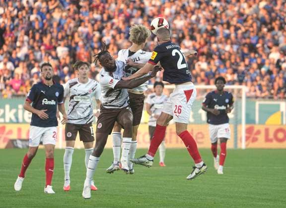 Foto : Ricky-Jade JONES ( Pauli) und Rony JANSSON (Pauli) versuchen sich in der Luft gegen David ZEC (Kiel , rechts) Fussball 2. Bundesliga , 2. Spieltag am Fr. 14.08.2026 Holstein Kiel - FC St. Pauli *** Photo: Ricky Jade JONES Pauli and Rony JANSSON Pauli go head-to-head in the air against David ZEC Kiel; on the right, soccer, 2. Bundesliga, Matchday 2 on Fri, Aug 14, 2026: Holstein Kiel vs. FC St. Pauli