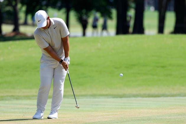 MEMPHIS, TN - AUGUST 14: Tom Kim of South Korea hits a chip shot on No. 1 during the second round of the FedEx St. Jude Championship, August 14, 2026, at TPC Southwind in Memphis, Tennessee. (Photo by Matthew Maxey Icon Sportswire) GOLF: AUG 14 PGA, Golf Herren FedEx St. Jude Championship EDITORIAL USE ONLY Icon260814060