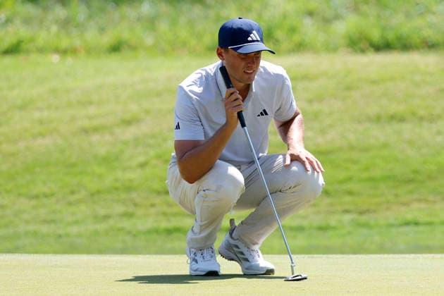 MEMPHIS, TN - AUGUST 14: Ludvig Aberg of Sweden squats to read a putt on No. 1 during the second round of the FedEx St. Jude Championship, August 14, 2026, at TPC Southwind in Memphis, Tennessee. (Photo by Matthew Maxey Icon Sportswire) GOLF: AUG 14 PGA, Golf Herren FedEx St. Jude Championship EDITORIAL USE ONLY Icon260814061