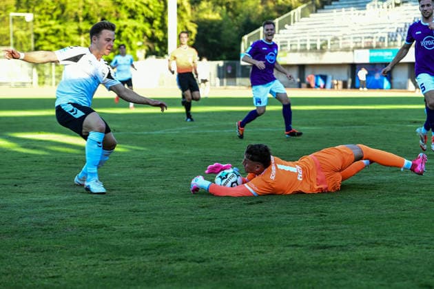Regionalliga Bayern: Wacker Burghausen vs. TSV Schwaben Augsburg , Burghausen, 14.08.2026 Maximilian Reil (TSV Schwaben Augsburg, 1) klärt die gefährliche Situation gegen Jannis Turtschan (SV Wacker Burghausen, 23) , Burghausen, 14.08.2026 - 4. Spieltag der Regionalliga Bayern, Wacker Burghausen gegen TSV Schwaben Augsburg; Burghausen, Flatbuy-Stadion *** Bavarian Regional League: Wacker Burghausen vs. TSV Schwaben Augsburg, Burghausen, August 14, 2026. Maximilian Reil of TSV Schwaben Augsburg (No. 1) clears a dangerous situation against Jannis Turtschan of SV Wacker Burghausen, 23, Burghausen, August 14, 2026 Matchday 4 of the Bavarian Regional League: Wacker Burghausen vs. TSV Schwaben Augsburg, Burghausen, Flatbuy Stadium Copyright: xBEAUTIFULxSPORTS Märklx