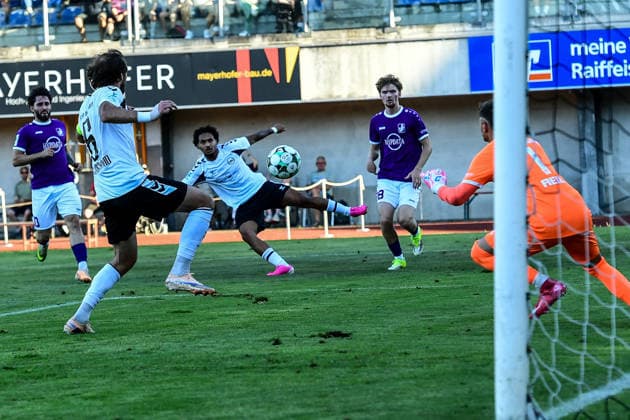 Regionalliga Bayern: Wacker Burghausen vs. TSV Schwaben Augsburg , Burghausen, 14.08.2026 Gefährliche Situation vor dem Tor von Maximilian Reil (TSV Schwaben Augsburg, 1), der Ball von Noah Shawn Agbaje (SV Wacker Burghausen, 10) geht knapp am Tor vorbei, Burghausen, 14.08.2026 - 4. Spieltag der Regionalliga Bayern, Wacker Burghausen gegen TSV Schwaben Augsburg; Burghausen, Flatbuy-Stadion *** Bavarian Regional League: Wacker Burghausen vs. TSV Schwaben Augsburg, Burghausen, August 14, 2026. A dangerous situation in front of Maximilian Reil s goal for TSV Schwaben Augsburg, 1; the ball from Noah Shawn Agbaje of SV Wacker Burghausen, No. 10, narrowly misses the goal, Burghausen, August 14, 2026 Matchday 4 of the Bavarian Regional League: Wacker Burghausen vs. TSV Schwaben Augsburg, Burghausen, Flatbuy Stadium Copyright: xBEAUTIFULxSPORTS Märklx