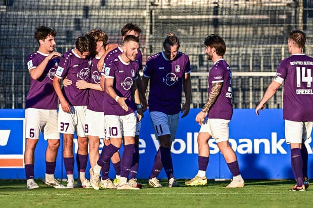 Regionalliga Bayern: Wacker Burghausen vs. TSV Schwaben Augsburg , Burghausen, 14.08.2026 Jubel bei den Schwaben nach dem 0:1 durch Johannes Rehwald (TSV Schwaben Augsburg, 37) , Burghausen, 14.08.2026 - 4. Spieltag der Regionalliga Bayern, Wacker Burghausen gegen TSV Schwaben Augsburg; Burghausen, Flatbuy-Stadion *** Bavarian Regional League: Wacker Burghausen vs. TSV Schwaben Augsburg, Burghausen, August 14, 2026. Jubilation among the Schwaben fans after Johannes Rehwald’s 0–1 goal for TSV Schwaben Augsburg, 37, Burghausen, August 14, 2026 Matchday 4 of the Bavarian Regional League: Wacker Burghausen vs. TSV Schwaben Augsburg, Burghausen, Flatbuy Stadium Copyright: xBEAUTIFULxSPORTS Märklx
