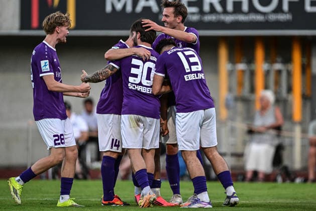 Regionalliga Bayern: Wacker Burghausen vs. TSV Schwaben Augsburg , Burghausen, 14.08.2026 Jugend bei Schwaben nach dem 0:2 durch Benjamin Omenlo (TSV Schwaben Augsburg, 21) , Burghausen, 14.08.2026 - 4. Spieltag der Regionalliga Bayern, Wacker Burghausen gegen TSV Schwaben Augsburg; Burghausen, Flatbuy-Stadion *** Bavarian Regional League: Wacker Burghausen vs. TSV Schwaben Augsburg, Burghausen, August 14, 2026—Schwaben’s youth team after the 0–2 loss to Benjamin Omenlo of TSV Schwaben Augsburg, 21, Burghausen, August 14, 2026 Matchday 4 of the Bavarian Regional League: Wacker Burghausen vs. TSV Schwaben Augsburg, Burghausen, Flatbuy Stadium Copyright: xBEAUTIFULxSPORTS Märklx