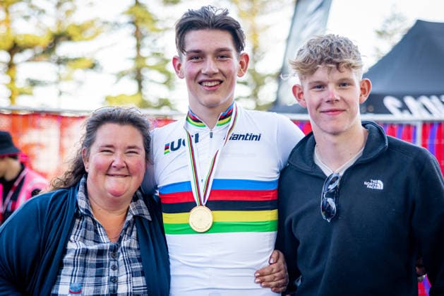 2022 UCI Road World Championships Picture by Alex Whitehead - 20 09 2022 - Cycling - 2022 UCI Road World Championships - Wollongong, New South Wales, Australia - Men Junior Individual Time Trial - Joshua Tarling of Great Britain with his mother Dawn and brother Finlay (right) after taking the victory Wollongong Australia Copyright: x xSWpix.comx(t axPhotographyxHubxLtd)xx SWP-3030-17955
