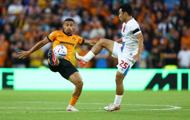 AndrÃ of Wolverhampton Wanderers and Ryoya Morishita of Blackburn Rovers in action Wolverhampton Wanderers v Blackburn Rovers, EFL Sky Bet Championship, Football, Molineux, Wolverhampton, UK - 14 Aug 2026Wolverhampton Molineux United Kingdom EDITORIAL USE ONLY No use with unauthorised audio, video, data, fixture lists, club league logos or live services. Online in-match use limited to 120 images, no video emulation. No use in betting, games or single club league player publications.  Copyright: xKieranxMcManus Shutterstockx 17070083w