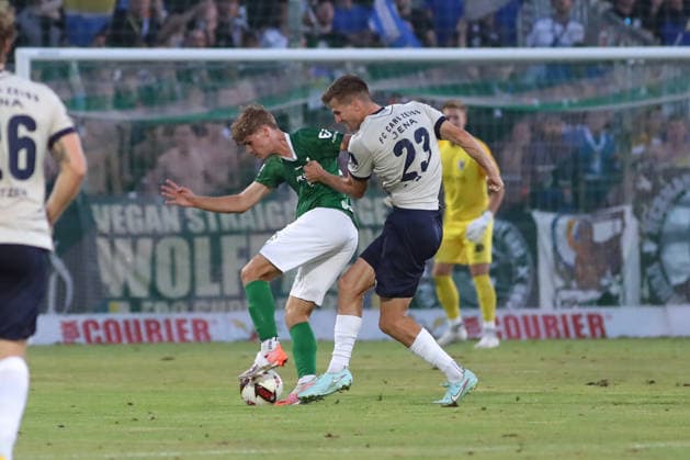 Fußball Regionalliga Nordost: BSG Chemie Leipzig - FC Carl Zeiss Jena; 14.08.2026 Moritz Fritz (23, Carl Zeiss Jena) packt Anton Bulland (15, Chemie Leipzig). Fußball, Regionalliga Nordost, Saison 2026 2027, 5. Spieltag: BSG Chemie Leipzig vs. FC Carl Zeiss Jena am 14.08.2026 im Alfred-Kunze-Sportpark, Leipzig Leutzsch. *** Soccer, Northeast Regional League: BSG Chemie Leipzig vs. FC Carl Zeiss Jena, August 14, 2026; Moritz Fritz 23, Carl Zeiss Jena’s Anton Bulland 15; Chemie Leipzig Soccer, Northeast Regional League, 2026–2027 Season, Matchday 5: BSG Chemie Leipzig vs. FC Carl Zeiss Jena on August 14, 2026, at Alfred Kunze Sportpark, Leipzig-Leutzsch Copyright: xBEAUTIFULxSPORTS JanxKaeferx