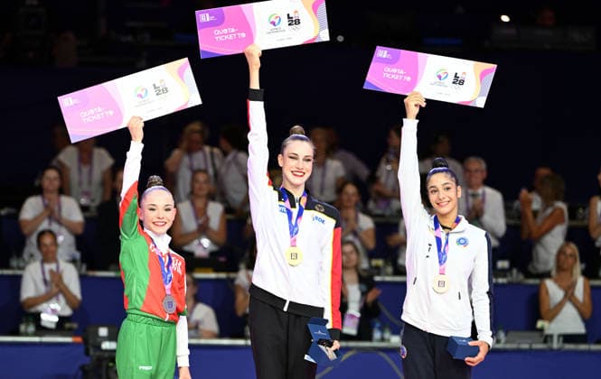 14.08.2026, xhbx, Rhythmische Sportgymnastik Weltmeisterschaft 2026, v.l. Stiliana Nikolova (Bulgarien), Darja Varfolomeev (Deutschland), Sofia Raffaeli (Italien), Siegerehrung (DFL DFB REGULATIONS PROHIBIT ANY USE OF PHOTOGRAPHS as IMAGE SEQUENCES and or QUASI-VIDEO) Frankfurt am Main *** August 14, 2026, xhbx, 2026 Rhythmic Gymnastics World Championships, from left: Stiliana Nikolova (Bulgaria), Darja Varfolomeev, Germany; Sofia Raffaeli, Italy; Award Ceremony. DFL and DFB regulations prohibit any use of photographs as image sequences and or quasi-video. Frankfurt am Main