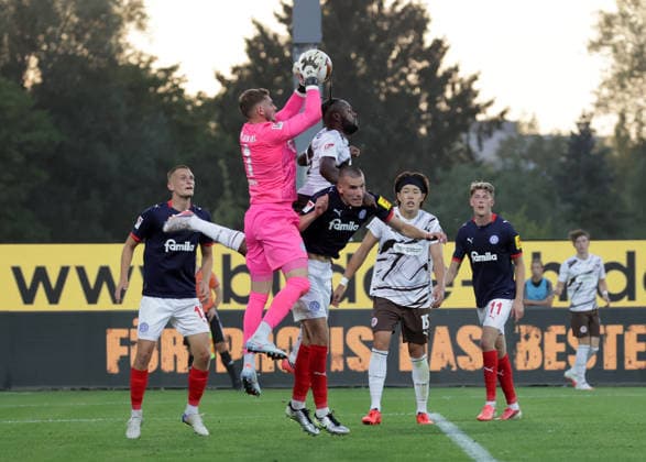 Torhueter Timon Weiner (Holstein Kiel) vor Ricky-Jade Jones (St.Pauli) und David Zec (Holstein Kiel) Fussball, Herren, Saison 2026 2027, 2.BL, Holstein Stadion, Holstein Kiel gegen FC St Pauli, 2-2 DFL REGULATIONS PROHIBIT ANY USE OF PHOTOGRAPHS AS IMAGE SEQUENCES AND OR QUASI-VIDEO. *** Goalkeeper Timon Weiner of Holstein Kiel in front of Ricky Jade Jones of St. Pauli and David Zec of Holstein Kiel; Soccer, Men s, 2026–2027 Season, 2. Bundesliga, Holstein Stadium, Holstein Kiel vs. FC St. Pauli, 2–2. DFL regulations prohibit any use of photographs as image sequences and or quasi-video.