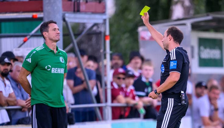 14.08.2026 - Fussball - Saison 2026 2027 - Regionalliga Bayern - 04. Spieltag: SC Eltersdorf SCE ( Quecken ) - 1. FC Nürnberg FCN II ( Club ) - - xwoxzix - Peter Dotzel (Schiedsrichter) zeigt Bernd Eigner (Trainer SC Eltersdorf ) gelbe Karte Gelb *** August 14, 2026 Soccer Season 2026–2027 Bavarian Regional League Matchday 04 SC Eltersdorf vs. SCE Quecken 1 FC Nürnberg FCN II Club xwoxzix Peter Dotzel, the referee, shows Bernd Eigner, coach of SC Eltersdorf, a yellow cardYellow Card