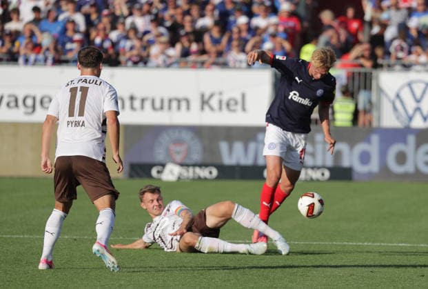 David Nemeth (St.Pauli) im Duell mit Kasper Davidsen (Holstein Kiel) Fussball, Herren, Saison 2026 2027, 2.BL, Holstein Stadion, Holstein Kiel gegen FC St Pauli, 2-2 DFL REGULATIONS PROHIBIT ANY USE OF PHOTOGRAPHS AS IMAGE SEQUENCES AND OR QUASI-VIDEO. *** David Nemeth of St. Pauli goes head-to-head with Kasper Davidsen of Holstein Kiel; Soccer, Men s, 2026–2027 Season, 2. Bundesliga, Holstein Stadium, Holstein Kiel vs. FC St. Pauli, 2–2. DFL regulations prohibit any use of photographs as image sequences and or quasi-video.