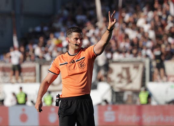 Schiedsrichter Dr. Max Burda Fussball, Herren, Saison 2026 2027, 2.BL, Holstein Stadion, Holstein Kiel gegen FC St Pauli, 2-2 DFL REGULATIONS PROHIBIT ANY USE OF PHOTOGRAPHS AS IMAGE SEQUENCES AND OR QUASI-VIDEO. *** Referee Dr. Max Burda, Men s Soccer, 2026–2027 Season, 2nd Bundesliga, Holstein Stadium, Holstein Kiel vs. FC St. Pauli, 2–2. DFL regulations prohibit any use of photographs as image sequences and or quasi-video.