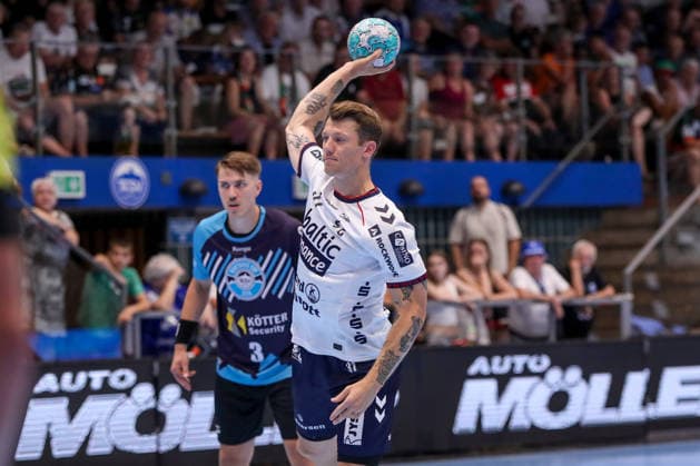 14.08.2026 ,xgox, Handball - Wartburg Cup SG Flensburg-Handewitt - ThSV Eisenach emspor, v.l. Emil Jakobsen (Flensburg, 31) beim Siebenmeter Eisenach *** August 14, 2026, xgox, Handball Wartburg Cup: SG Flensburg Handewitt vs. ThSV Eisenach, emspor; from left: Emil Jakobsen (Flensburg), 31, during a penalty throw by Eisenach