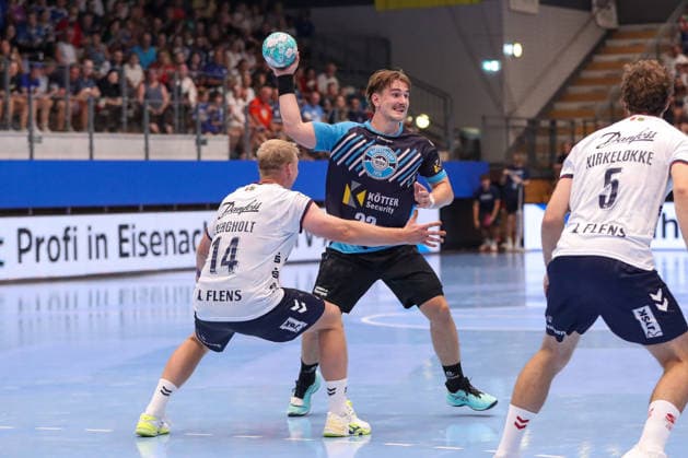 14.08.2026 ,xgox, Handball - Wartburg Cup SG Flensburg-Handewitt - ThSV Eisenach emspor, v.l. Emil Bergholt (Flensburg, 14), Felix Aellen (Eisenach, 22) Zweikampf, Duell, Kampf, tackle Eisenach *** August 14, 2026, xgox, Handball Wartburg Cup: SG Flensburg Handewitt vs. ThSV Eisenach, emspor; from left: Emil Bergholt (Flensburg), 14; Felix Aellen (Eisenach), 22; tackle, duel, battle, Eisenach
