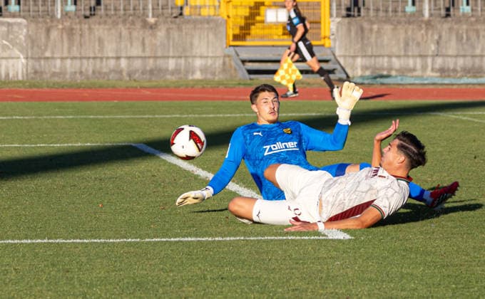 Torchance für David Dreo (FC Augsburg II 9) gegen Fabian Eutinger (Torwart DJK Vilzing); FC Augsburg U23 - DJK Vilzing, 4. Spieltag, Endstand 3:1; Fußball Regionalliga Bayern, Saison 2026-2027, *** Scoring chance for David Dreo (FC Augsburg II 9) against Fabian Eutinger (goalkeeper, DJK Vilzing); FC Augsburg U23 vs. DJK Vilzing, Matchday 4, Final Score 3–1; Bavarian Regional League, 2026–2027 Season,