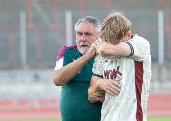 Verletzung Tom Bader (FC Augsburg II 26), mit Dr. Albert Walter (Ärztlicher Betreuer FC Augsburg II); FC Augsburg U23 - DJK Vilzing, 4. Spieltag, Endstand 3:1; Fußball Regionalliga Bayern, Saison 2026-2027, *** Injury to Tom Bader, FC Augsburg II (age 26), with Dr. Albert Walter, team physician for FC Augsburg II, FC Augsburg U23, and DJK Vilzing; Matchday 4; Final score 3–1; Bavarian Regional League, 2026–2027 season,