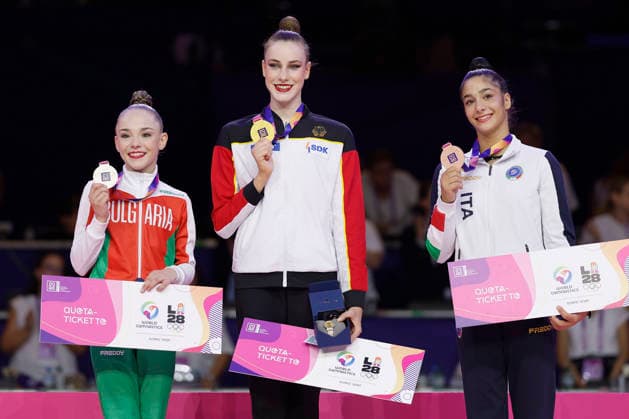 Siegerehrung des Mehrkampffinales Einzel bei der Rhythmischen Sportgymnastik-Weltmeisterschaft 2026 in Frankfurt am Main, Deutschland, am 14. August 2026 (v.l.): Stiliana Nikolova (Bulgarien, Bronze), Darja Varfolomeev (Deutschland, Gold) und Sofia Raffaeli (Italien, Silber) mit ihren Medaillen und den Olympia-Qualifikationstickets. Medal ceremony of the individual all-around final at the Rhythmic gymnastics, Rhythmische Sportgymnastik, RSG World Championships 2026 in Frankfurt am Main, Germany, on August 14, 2026 (l-r): Stiliana Nikolova (Bulgaria, bronze), Darja Varfolomeev (Germany, gold) and Sofia Raffaeli (Italy, silver) with their medals and Olympic qualification tickets. *** Medal ceremony for the individual all-around final at the 2026 Rhythmic Gymnastics World Championships in Frankfurt am Main, Germany, on August 14, 2026 (from left): Stiliana Nikolova of Bulgaria, bronze, Darja Varfolomeev of Germany, gold, and Sofia Raffaeli of Italy, silver, with their medals and Olympic qualification tickets. Medal ceremony for the individual all-around final at the 2026 Rhythmic Gymnastics World Championships in Frankfurt am Main, Germany, on August 14, 2026; from left to right: Stiliana Nikolova of Bulgaria (bronze), Darja Varfolomeev of Germany (gold), and Sofia Raffaeli of Italy (silver), with their medals and Olympic qualification tickets Copyright: HMBxMedia xHeikoxBecker