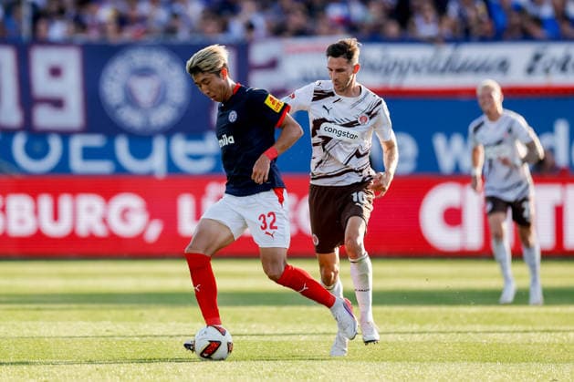 Kiel, 14. August 2026 - Fußball, 2. Bundesliga 2026 27, Holstein Kiel - FC St. Pauli: Hiroki Sekine (Holstein Kiel, 32), Branimir Hrgota (FC St. Pauli, 10) DFL REGULATIONS PROHIBIT ANY USE OF PHOTOGRAPHS AS IMAGE SEQUENCES AND OR QUASI-VIDEO. *** Kiel, August 14, 2026 Soccer, 2026–27 2. Bundesliga, Holstein Kiel vs. FC St. Pauli, Hiroki Sekine (Holstein Kiel, 32), Branimir Hrgota (FC St. Pauli, 10). DFL regulations prohibit any use of photographs as image sequences and or quasi-video.