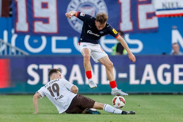 Kiel, 14. August 2026 - Fußball, 2. Bundesliga 2026 27, Holstein Kiel - FC St. Pauli: Martijn Kaars (FC St. Pauli, 19), Leon Parduzi (Holstein Kiel, 40) DFL REGULATIONS PROHIBIT ANY USE OF PHOTOGRAPHS AS IMAGE SEQUENCES AND OR QUASI-VIDEO. *** Kiel, August 14, 2026 Soccer, 2026–27 2. Bundesliga, Holstein Kiel vs. FC St. Pauli, Martijn Kaars (FC St. Pauli), 19, Leon Parduzi, Holstein Kiel, 40. DFL regulations prohibit any use of photographs as image sequences and or quasi-video.