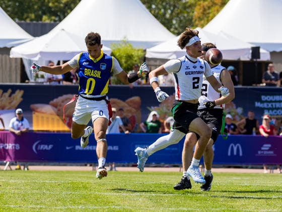 Inkomplett pass 2 Adner Sanches Ladeira (WR) Team Brazil Me. 2 Moritz Kulenovic (DB) Team Germany Men to late for a interception Team Germany Men vs Team Brazil Men, Flag Football , IFAF, WM, 2026, 13.08-16.08.26, Düsseldorf Flag Football Komplex Düsseldorf-Garath Germany Copyright: xPFA ChristopherxMettkenx