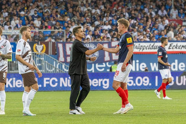 14.08.2026 Fußball 2. Bundesliga Männer Saison 2026 2027 2. Spieltag Holstein Kiel - FC St. Pauli (Kiel in Blau, St. Pauli in Weiß) Bildmitte: Marcel Rapp beglückwünscht den Kieler Phil Harres zu seinem Treffer und einem Punkt Kiel Holstein Stadion, Westring 501 Schleswig Holstein Deutschland *** August 14, 2026 Soccer 2. Bundesliga Men s Season 2026–2027 Matchday 2 Holstein Kiel vs. FC St. Pauli Kiel in blue, St. Pauli in white. In the center of the image, Marcel Rapp congratulates Kiel’s Phil Harres on his goal and the point. Kiel Holstein Stadium, Westring 501, Schleswig-Holstein, Germany