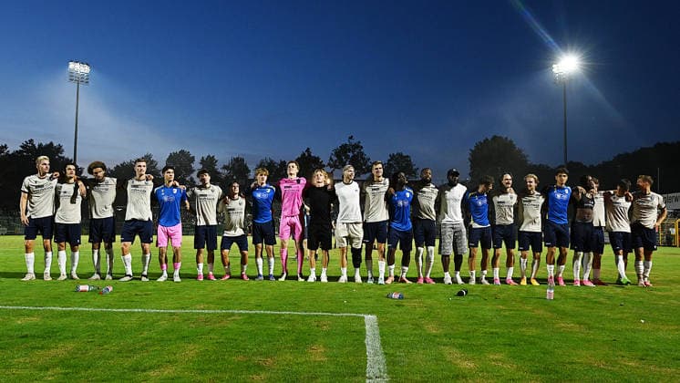 Fußball-Regionalliga Nordost, Saison 2026 2027, 5. Spieltag, BSG Chemie Leipzig gegen FC Carl Zeiss Jena (14.August 2026) 0:1 (0:0) Jubel und Freude bei Spielern von , FC Carl Zeiss Jena nach dem Sieg im Spiel Chemie Leipzig gegen FC Carl Zeiss Jena (14.08.2026). Die Spieler lassen sich vor den mitgereisten Fans im Gäste-Fanblock feiern. Leipzig Sachsen Deutschland Alfred-Kunze-Sportpark *** Soccer Northeast Regional League, 2026–2027 Season, Matchday 5, BSG Chemie Leipzig vs. FC Carl Zeiss Jena, August 14, 2026, 0–1, 0–0. Cheers and joy among the players of , FC Carl Zeiss Jena following their victory in the match between Chemie Leipzig and FC Carl Zeiss Jena on August 14, 2026. The players are celebrated in front of the traveling fans in the visitors’ section. Leipzig, Saxony, Germany. Alfred Kunze Sportpark