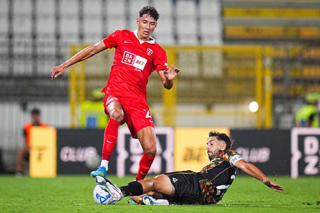 Avellino s Dimitrios Sounas fights for the ball with Monza™s Adam Bakoune during Frecciarossa Italian Cup 2026 2027 soccer match between Monza and Avellino at the Brianteo Stadium in Monza, north Italy - Friday, August 14, 2025. - Soccer .  Copyright: xMarcoxAlpozzi LaPressex