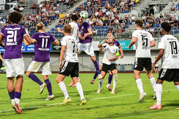 Regionalliga Bayern: Wacker Burghausen vs. TSV Schwaben Augsburg , Burghausen, 14.08.2026 Gefährlicher Kpfball von Michael Schäfer (TSV Schwaben Augsburg, 27) , Burghausen, 14.08.2026 - 4. Spieltag der Regionalliga Bayern, Wacker Burghausen gegen TSV Schwaben Augsburg; Burghausen, Flatbuy-Stadion *** Bavarian Regional League: Wacker Burghausen vs. TSV Schwaben Augsburg, Burghausen, August 14, 2026. Dangerous header by Michael Schäfer of TSV Schwaben Augsburg, 27, Burghausen, August 14, 2026 Matchday 4 of the Bavarian Regional League: Wacker Burghausen vs. TSV Schwaben Augsburg, Burghausen, Flatbuy Stadium Copyright: xBEAUTIFULxSPORTS Märklx