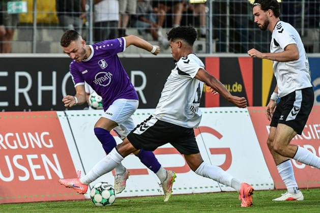 Regionalliga Bayern: Wacker Burghausen vs. TSV Schwaben Augsburg , Burghausen, 14.08.2026 Lukas Ramser (TSV Schwaben Augsburg, 10) und Timothee Diowo (SV Wacker Burghausen, 19) im Kampf um den Ball , Burghausen, 14.08.2026 - 4. Spieltag der Regionalliga Bayern, Wacker Burghausen gegen TSV Schwaben Augsburg; Burghausen, Flatbuy-Stadion *** Bavarian Regional League: Wacker Burghausen vs. TSV Schwaben Augsburg, Burghausen, August 14, 2026. Lukas Ramser (TSV Schwaben Augsburg, No. 10) and Timothee Diowo (SV Wacker Burghausen, No. 19) battle for the ball, Burghausen, August 14, 2026, Matchday 4 of the Bavarian Regional League: Wacker Burghausen vs. TSV Schwaben Augsburg, Burghausen, Flatbuy Stadium Copyright: xBEAUTIFULxSPORTS Märklx