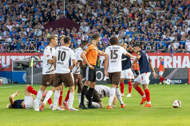 14.08.2026 Fußball 2. Bundesliga Männer Saison 2026 2027 2. Spieltag Holstein Kiel - FC St. Pauli (Kiel in Blau, St. Pauli in Weiß) Kiel Holstein Stadion, Westring 501 Schleswig Holstein Deutschland *** August 14, 2026 Soccer, 2. Bundesliga (Men), 2026–2027 Season, Matchday 2: Holstein Kiel vs. FC St. Pauli; Kiel in blue, St. Pauli in white; Kiel Holstein Stadium, Westring 501, Schleswig-Holstein, Germany