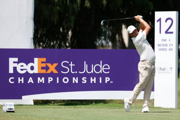 MEMPHIS, TN - AUGUST 14: Gary Woodland of the United States watches his tee shot on No. 12 during the second round of the FedEx St. Jude Championship, August 14, 2026, at TPC Southwind in Memphis, Tennessee. (Photo by Matthew Maxey Icon Sportswire) GOLF: AUG 14 PGA, Golf Herren FedEx St. Jude Championship EDITORIAL USE ONLY Icon260814085