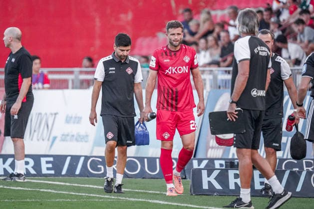 Deutschland: Fussball Saison 2026 2027 , 3. Liga , FC Würzburger Kickers vs. SV Wehen Wiesbaden - Akon Arena (Würzburg) Daniel Hägele (FC Würzburger Kickers, 22) nach Verletzung ausgewechselt, verletzt Würzburg Akon Arena Deutschland Germany *** Germany Soccer Season 2026–2027, 3. Liga, FC Würzburger Kickers vs. SV Wehen Wiesbaden, Akon Arena, Würzburg, Daniel Hägele, FC Würzburger Kickers, substituted in the 22nd minute due to injury, injured, Würzburg, Akon Arena, Germany Copyright: xBennetxLongx