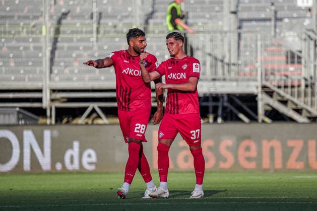 Deutschland: Fussball Saison 2026 2027 , 3. Liga , FC Würzburger Kickers vs. SV Wehen Wiesbaden - Akon Arena (Würzburg) Ivan Franjic (FC Würzburger Kickers, 37) und Ebrahim Farahnak (FC Würzburger Kickers, 28) Geste, Gestik, Emotion Würzburg Akon Arena Deutschland Germany *** Germany Soccer Season 2026–2027, 3rd Division, FC Würzburger Kickers vs. SV Wehen Wiesbaden, Akon Arena, Würzburg; Ivan Franjic (FC Würzburger Kickers, 37) and Ebrahim Farahnak (FC Würzburger Kickers, 28); gestures, body language, emotion; Würzburg, Akon Arena, Germany Copyright: xBennetxLongx