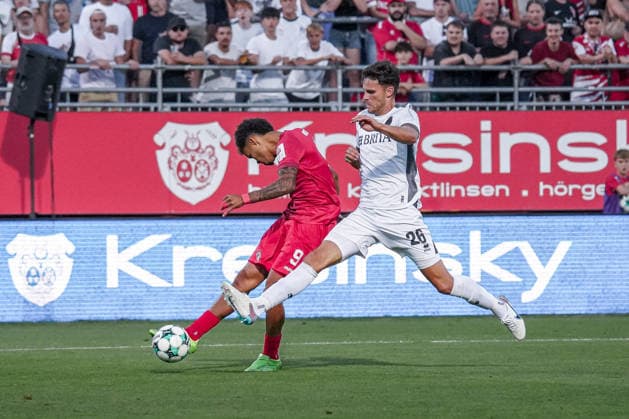 Deutschland: Fussball Saison 2026 2027 , 3. Liga , FC Würzburger Kickers vs. SV Wehen Wiesbaden - Akon Arena (Würzburg) Jermain Nischalke (FC Würzburger Kickers, 9) Schuss, Torschuss, Chance, Torchance, Gelegenheit, im Zweikampf mit Jakob Lewald (SV Wehen Wiesbaden, 26) Würzburg Akon Arena Deutschland Germany *** Germany Soccer Season 2026–2027, 3rd Division, FC Würzburger Kickers vs. SV Wehen Wiesbaden, Akon Arena, Würzburg; Jermain Nischalke (FC Würzburger Kickers), 9 shots, shots on goal, chances, scoring chances, opportunities, in a one-on-one with Jakob Lewald (SV Wehen Wiesbaden), 26, Akon Arena, Würzburg, Germany Copyright: xBennetxLongx
